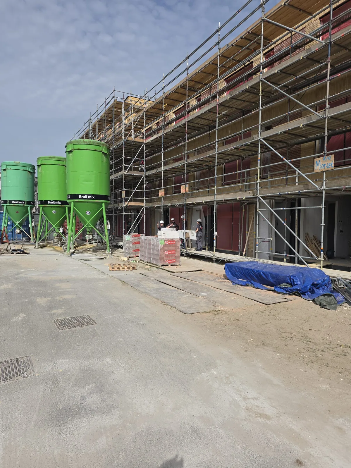 R&D vakmensen in overleg op de bouwplaats