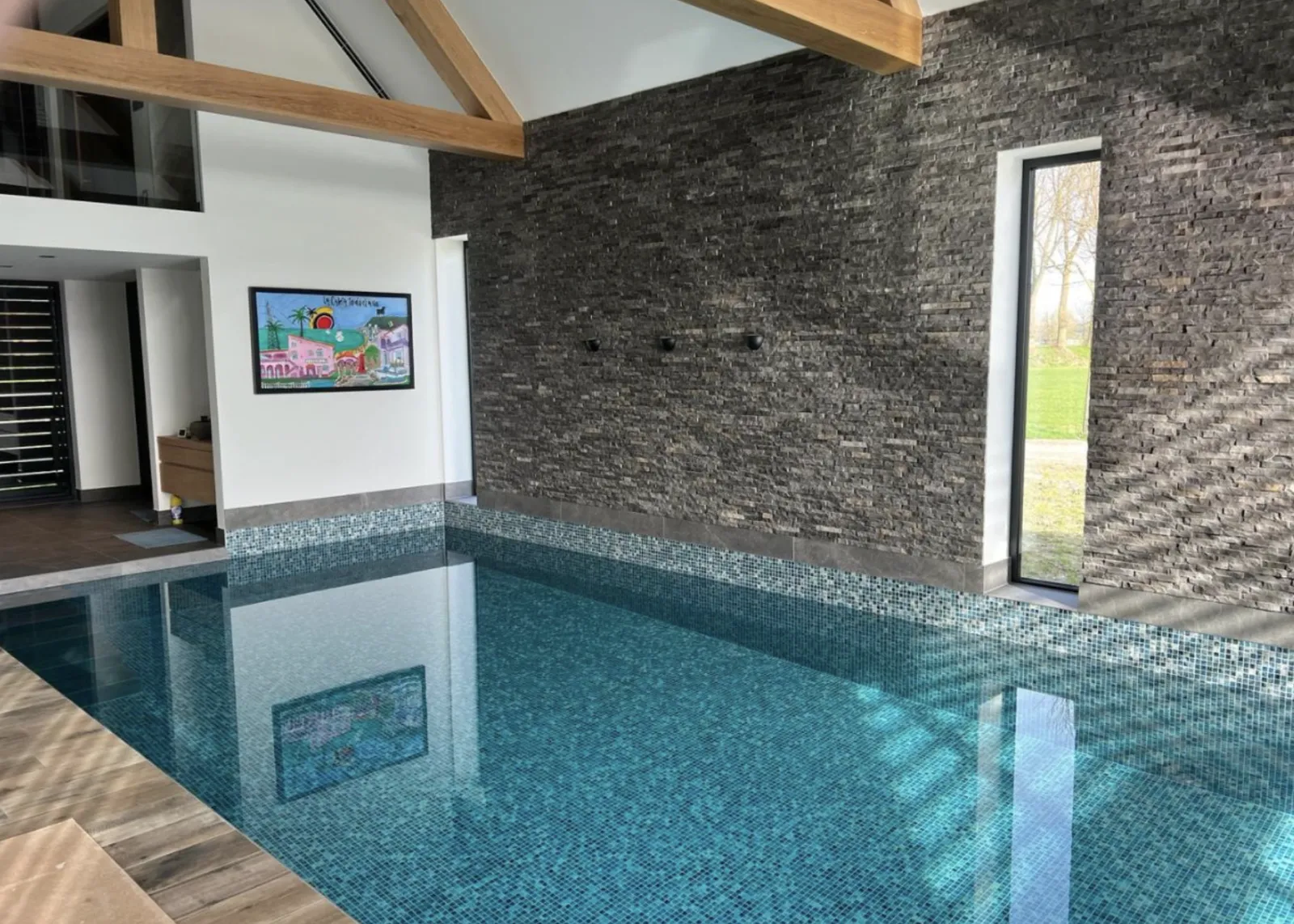 Na: afgewerkt luxe binnenzwembad met tegelwerk