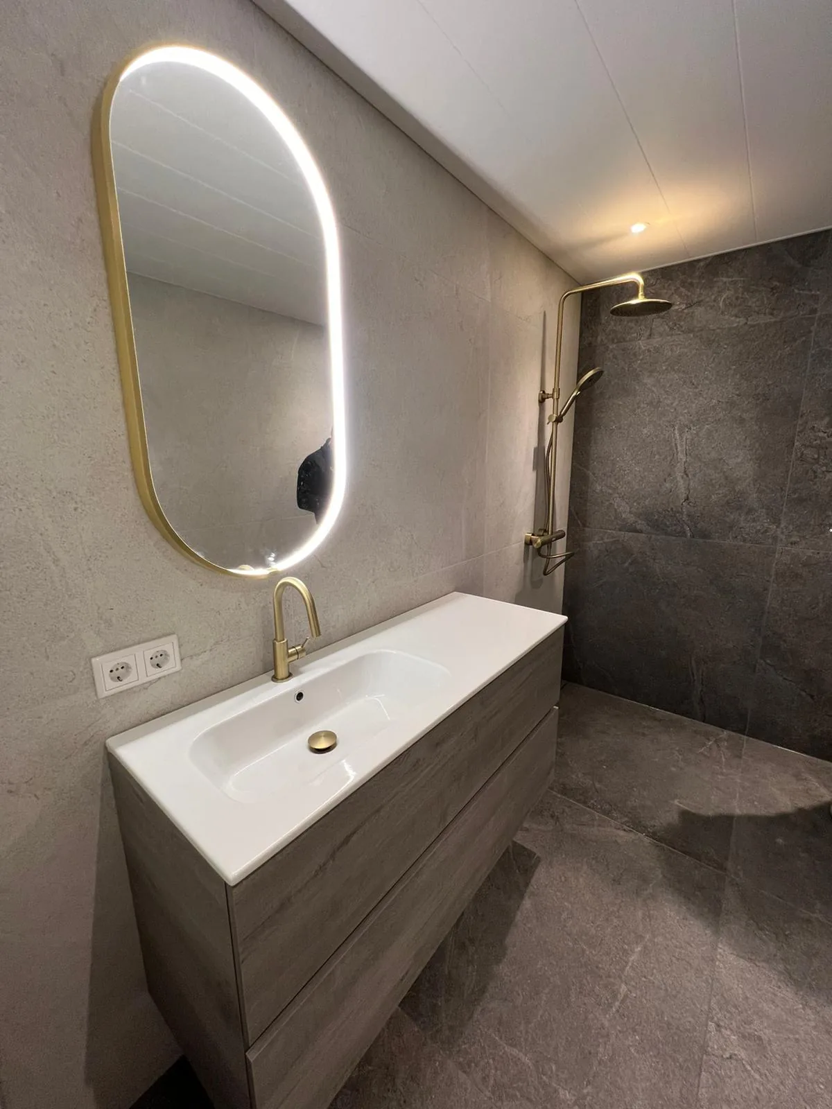 Luxe badkamerrenovatie in Vlissingen, uitgevoerd door R&D Bouwgroep