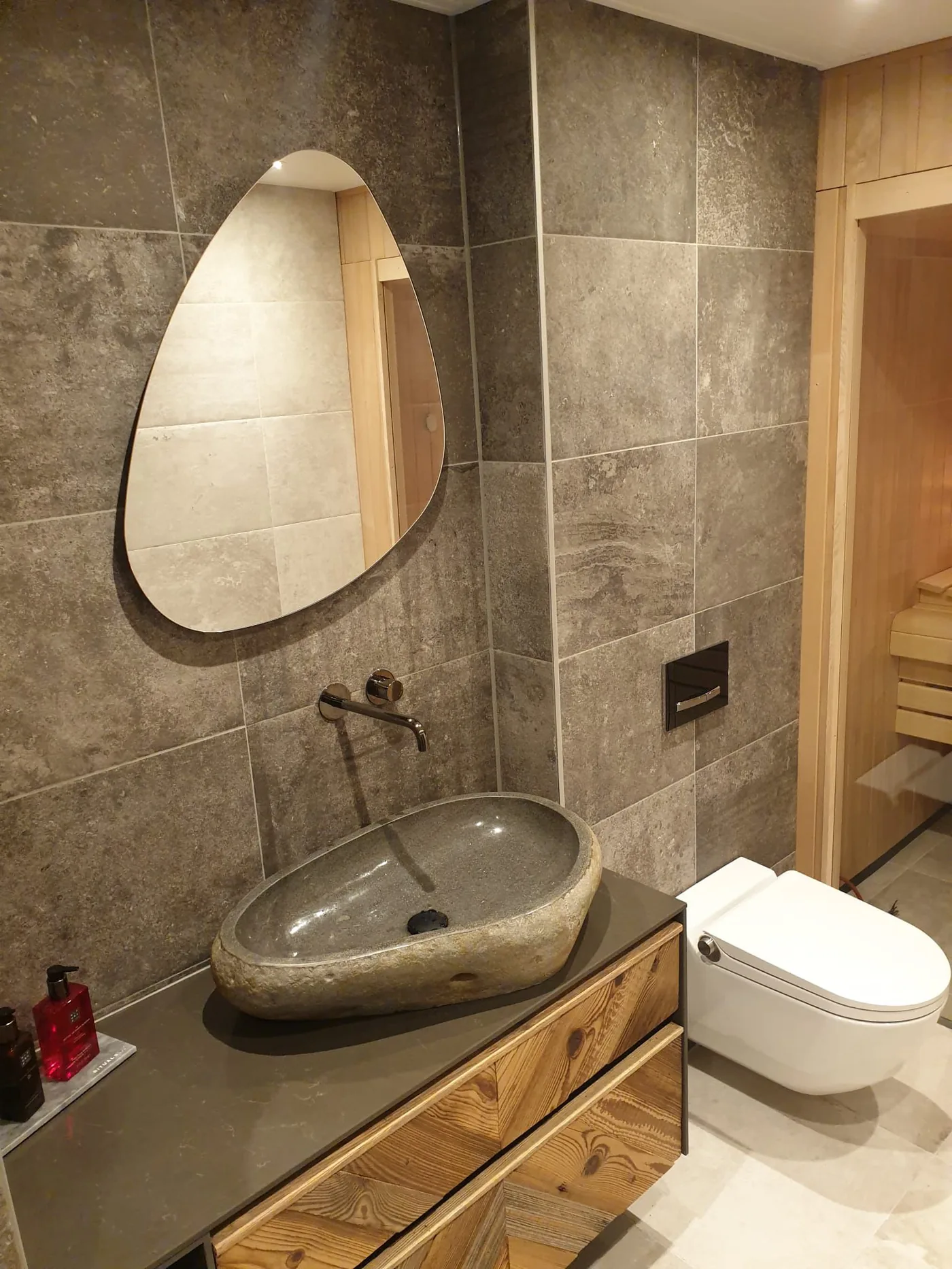 Exclusieve badkamer met inpandige sauna in Domburg, detail 4