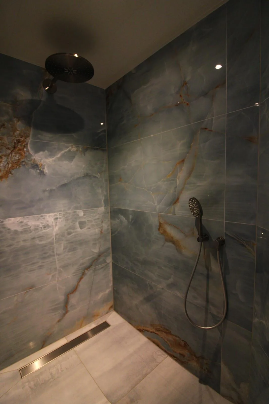 Moderne badkamer en toilet in Goes, detail 1