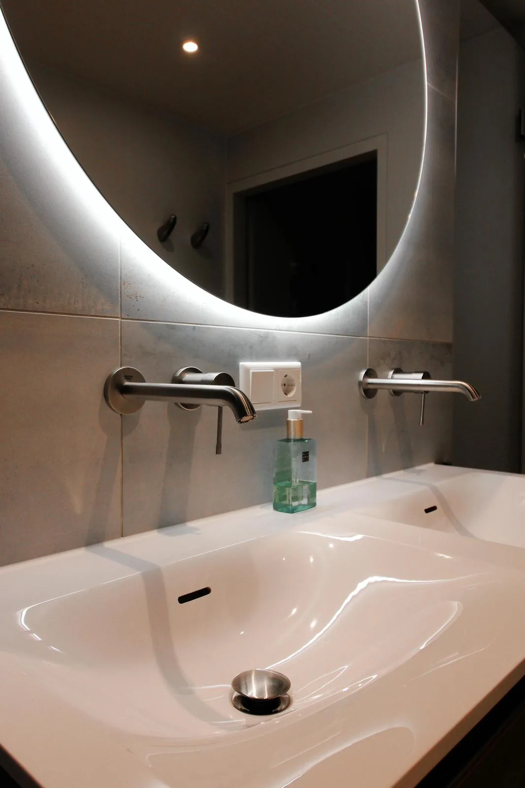 Moderne badkamer en toilet in Goes, detail 2