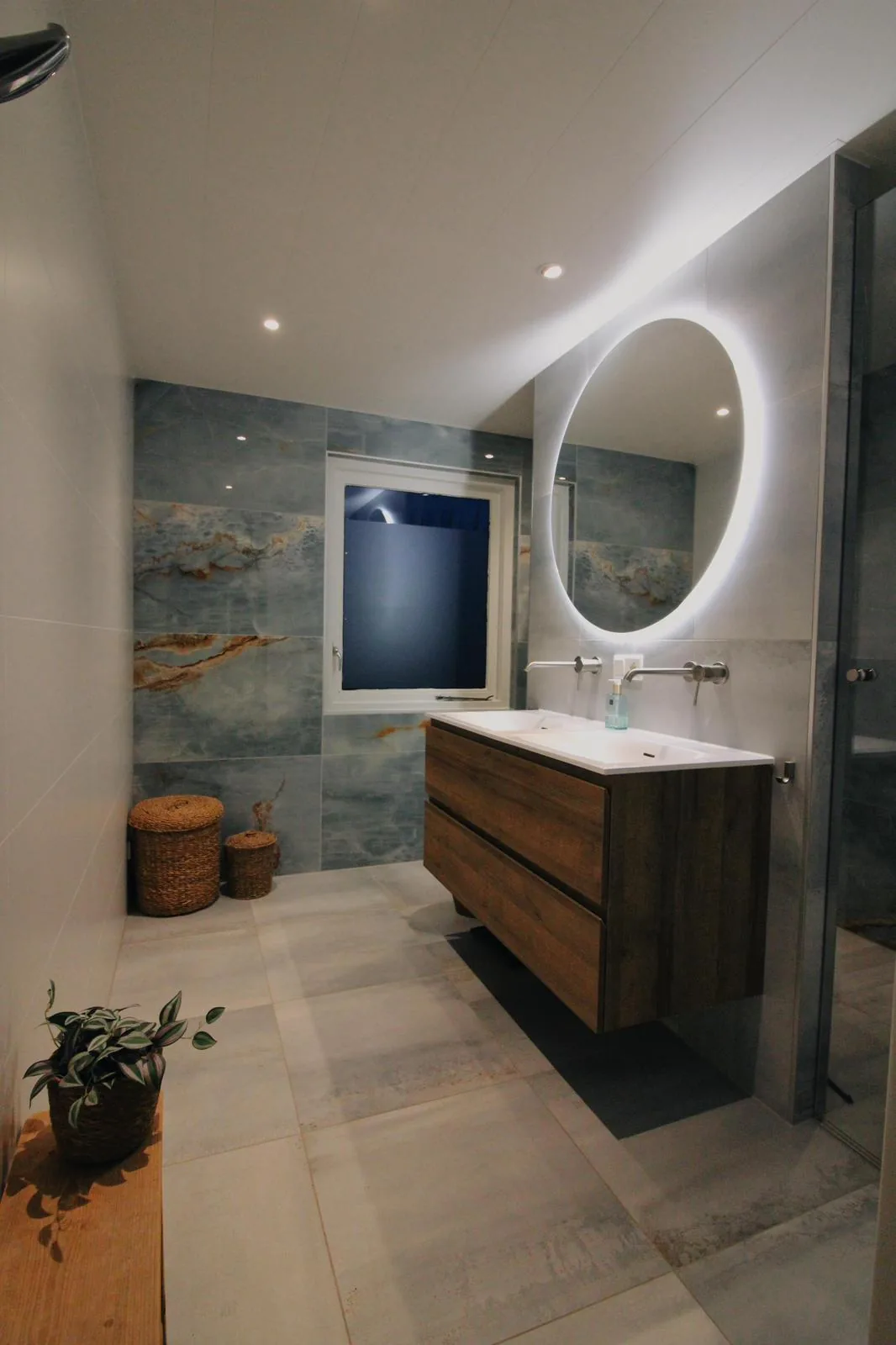 Moderne badkamer en toilet in Goes, detail 4